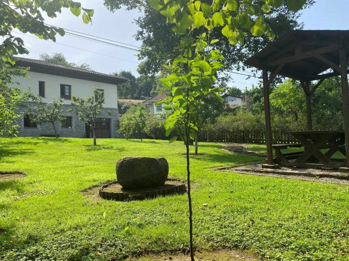 Casa De Los Carpinteros Arriondas Bagian luar foto